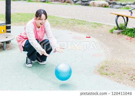 幼兒園老師和一個小孩玩球 120411048