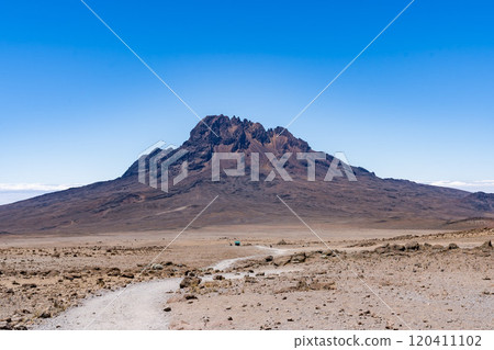 攀登坦尚尼亞乞力馬扎羅山時所看到的毛恩齊峰 攀登坦尚尼亞乞力馬扎羅山時所看到的毛恩齊峰 120411102