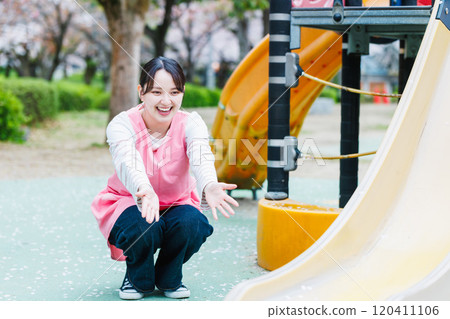 幼兒園老師和孩子們在遊樂設施前玩耍 120411106