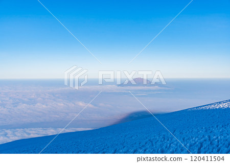 坦尚尼亞乞力馬扎羅山的基博峰頂峰 120411504