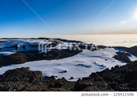 坦尚尼亞乞力馬扎羅山的基博峰頂峰 120411506