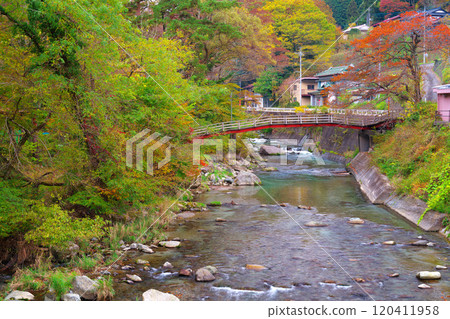 Autumn foliage along the Doshi River and Nishiwade Village 120411958