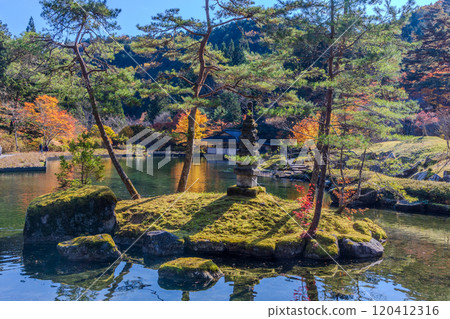 The grounds of Furumine Shrine in autumn 120412316