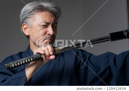 有劍的老人 有劍的老人 120412634