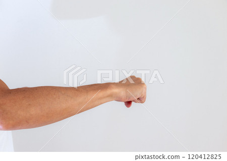 向前伸出拳頭 120412825