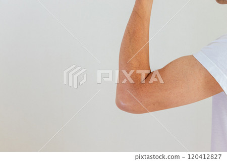 一名男子雙臂彎曲擺姿勢 120412827