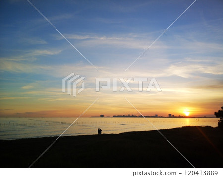 從船橋三番瀨看到的東京灣日落 從船橋三番瀨看到的東京灣日落 120413889