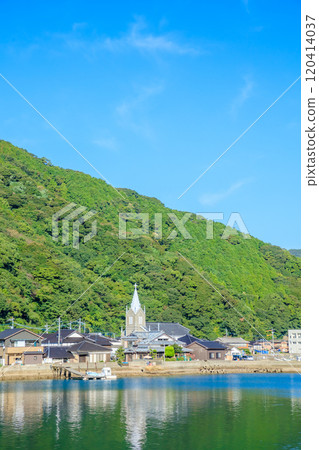 熊本縣天草市天主教崎津教堂和初秋的城市景觀 熊本縣天草市天主教崎津教堂和初秋的城市景觀 120414037
