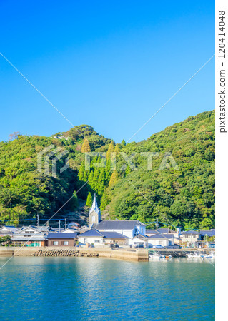 熊本縣天草市天主教崎津教堂和初秋的城市景觀 熊本縣天草市天主教崎津教堂和初秋的城市景觀 120414048