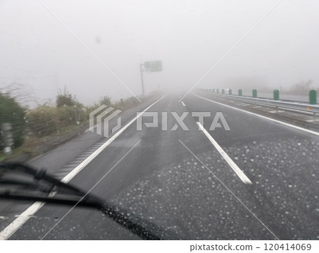 能見度差、高速公路、霧、雨 120414069