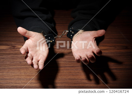 戴手銬的男人 120416724