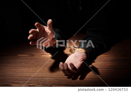 戴手銬的男人 120416733