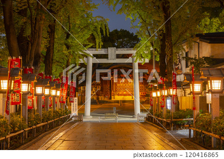 夜晚的石切劍神社（石切神社） 從山王鳥居看到的本宮 120416865