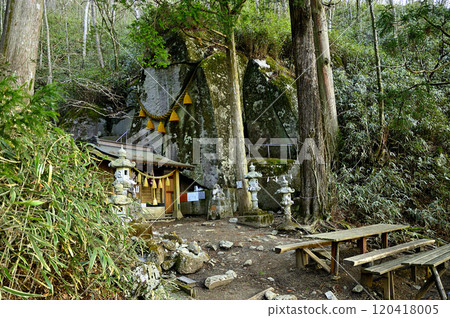 Morning at Ishiwari Shrine on Ishiwariyama in the Doshi Mountains Morning at Ishiwari Shrine on Ishiwariyama in the Doshi Mountains 120418005