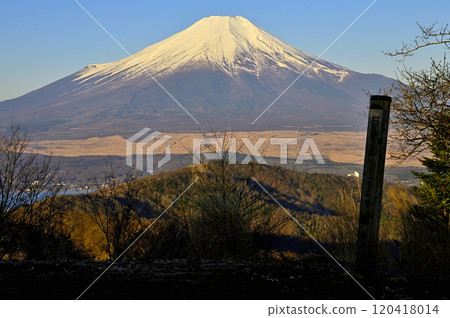 從道志山石割山頂眺望沐浴在朝霞中的富士山 120418014