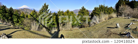 道子山地塊的奧野山 從五所田山南脊的輸電塔眺望的全景 富士山和富士山 120418024