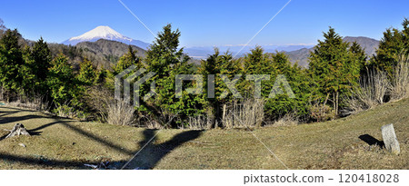 道志地塊的奧野岳、富士山南麓、富士山、尺山、南阿爾卑斯山的全景 道志地塊的奧野岳、富士山南麓、富士山、尺山、南阿爾卑斯山的全景 120418028