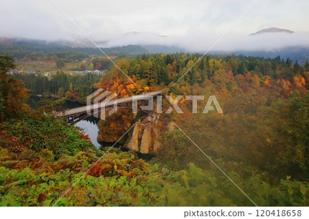 從道之站大瀨街道三島宿看到的西敷橋和秋葉 從道之站大瀨街道三島宿看到的西敷橋和秋葉 120418658
