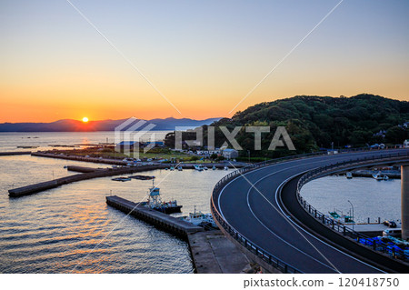 熊本縣天草市初秋時從牛深海屋大橋看到的朝陽 120418750