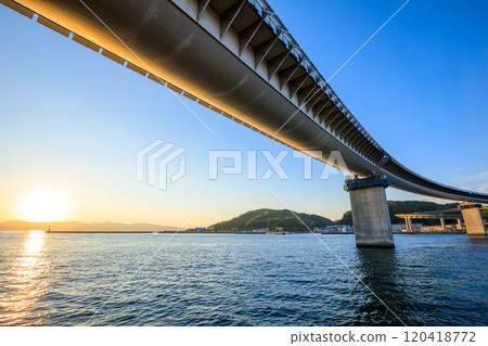 熊本縣天草市牛深海屋大橋和初秋日出 熊本縣天草市牛深海屋大橋和初秋日出 120418772