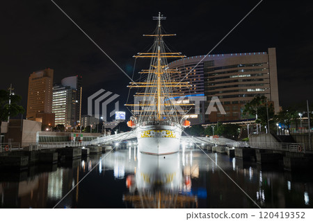 一艘帆船倒映在水面上 120419352