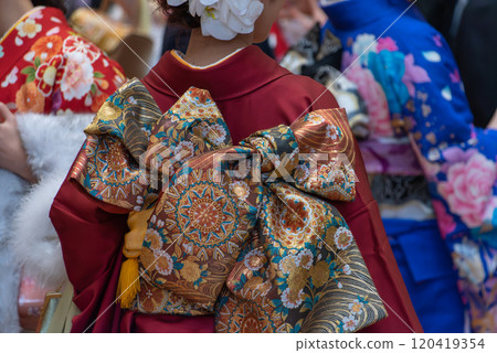 穿著和服行走的女人的後視圖 穿著和服行走的女人的後視圖 120419354
