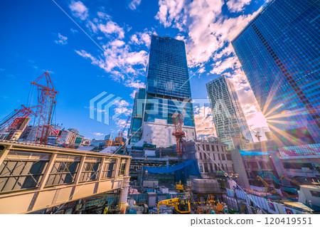 日本東京城市景觀 沐浴在早晨陽光下的澀谷城市和建築。再見澀谷站西口...希望之光=9號 日本東京城市景觀 沐浴在早晨陽光下的澀谷城市和建築。再見澀谷站西口...希望之光=9號 120419551