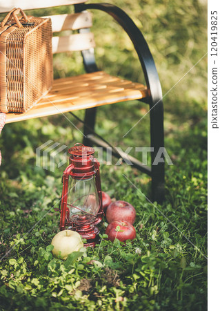長椅、燈籠和蘋果 120419825