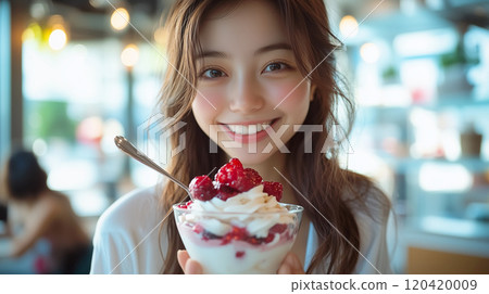 一位女士在咖啡館享用凍糕 120420009