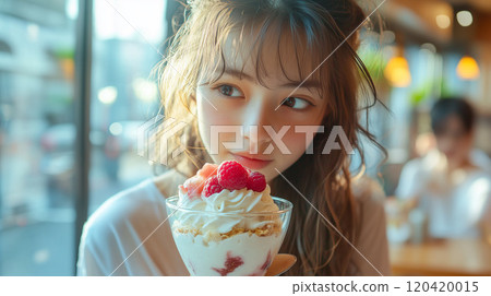 一位女士在咖啡館享用凍糕 120420015