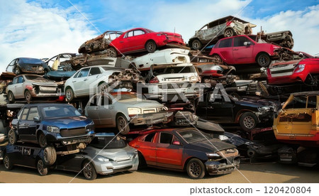 [AI圖像] 堆疊的報廢車輛 120420804