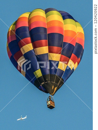 A competition between hot air balloons and airplanes: Lake Biwa Higashiomi Balloon Fiesta 2024 A competition between hot air balloons and airplanes: Lake Biwa Higashiomi Balloon Fiesta 2024 120420922