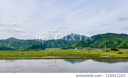 A view of the mountains reflected in the water of a rice field seen from National Route 9, Tokusakami, Ato, Yamaguchi City, Yamaguchi Prefecture 120421103