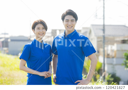 穿著藍色 Polo 衫的男人和女人 120421827