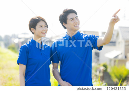 穿著藍色 Polo 衫的男人和女人 120421833