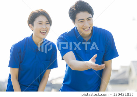 穿著藍色 Polo 衫的男人和女人 120421835