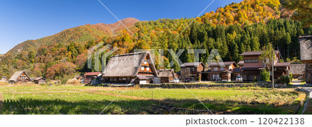 《Gifu Prefecture》 Autumn Shirakawa-go, autumn leaves gassho-zukuri village 120422138