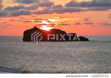 View of the sun setting over Okinoshima Island from Shirato Beach in summer in Tottori Prefecture 120423713