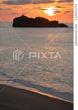 View of the sun setting over Okinoshima Island from Shirato Beach in summer in Tottori Prefecture View of the sun setting over Okinoshima Island from Shirato Beach in summer in Tottori Prefecture 120423752