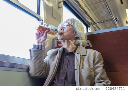 老年人在 Locus Line 列車上補充水分 120424711