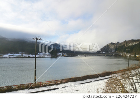 從JR東日本磐越西線津川站至真下站的車窗所看到的景色(2022年12月) 從JR東日本磐越西線津川站至真下站的車窗所看到的景色(2022年12月) 120424727