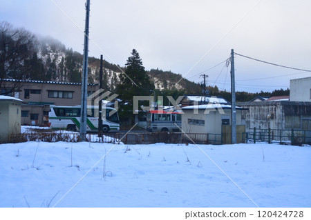 從JR東日本磐越西線津川站至真下站的車窗所看到的景色(2022年12月) 從JR東日本磐越西線津川站至真下站的車窗所看到的景色(2022年12月) 120424728