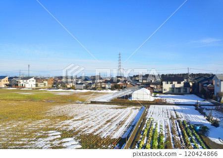 View from the train window on the JR East Ban'etsu West Line from Umashita Station to Niitsu Station (December 2022) 120424866
