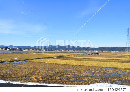 View from the train window on the JR East Ban'etsu West Line from Umashita Station to Niitsu Station (December 2022) View from the train window on the JR East Ban'etsu West Line from Umashita Station to Niitsu Station (December 2022) 120424871