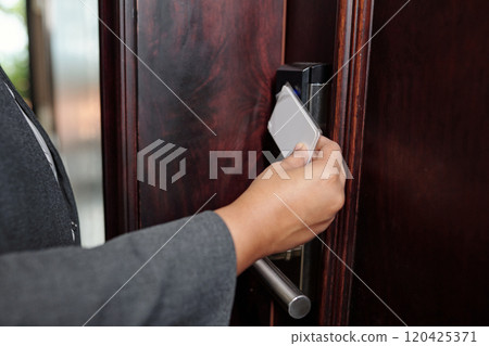 Using Key Card for Security Access Control in Building Using Key Card for Security Access Control in Building 120425371