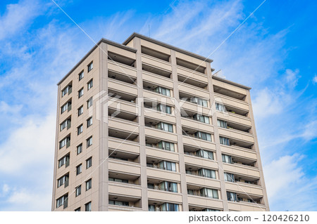 從 JR 清水站週邊看藍天的塔樓公寓城市景觀(靜岡縣) 從 JR 清水站週邊看藍天的塔樓公寓城市景觀(靜岡縣) 120426210