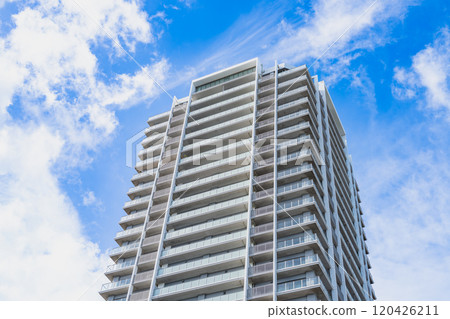 從 JR 清水站週邊看藍天的塔樓公寓城市景觀(靜岡縣) 從 JR 清水站週邊看藍天的塔樓公寓城市景觀(靜岡縣) 120426211