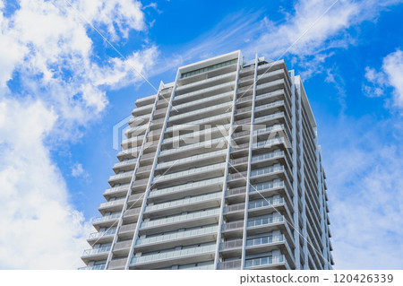 從 JR 清水站週邊看藍天的塔樓公寓城市景觀（靜岡縣） 120426339