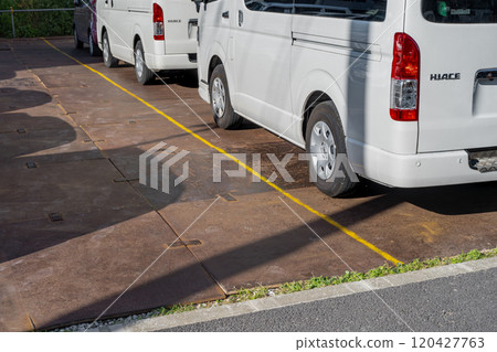 Construction site: Temporary parking lot made of steel plates 120427763