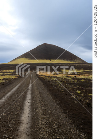 Mountain and a volcanic country, Snaefellsnes, Iceland 120429328